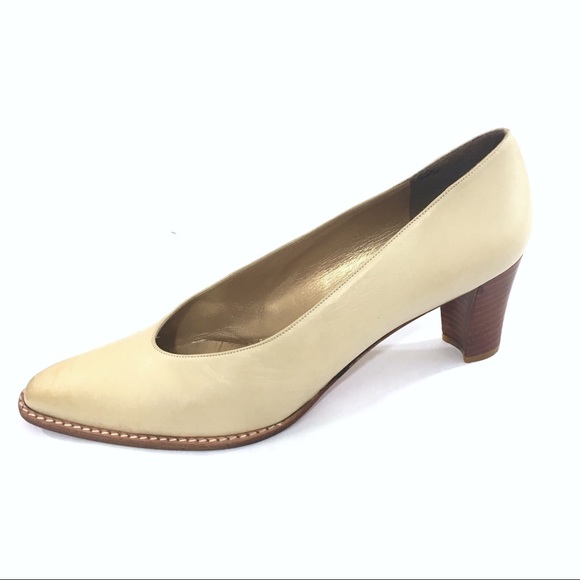 Stuart Weitzman Shoes - Stuart Weitzman Vintage Leather Pointed Pumps